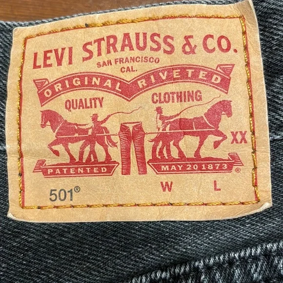 Black denim 501 Levi shorts - Picture 3 of 5